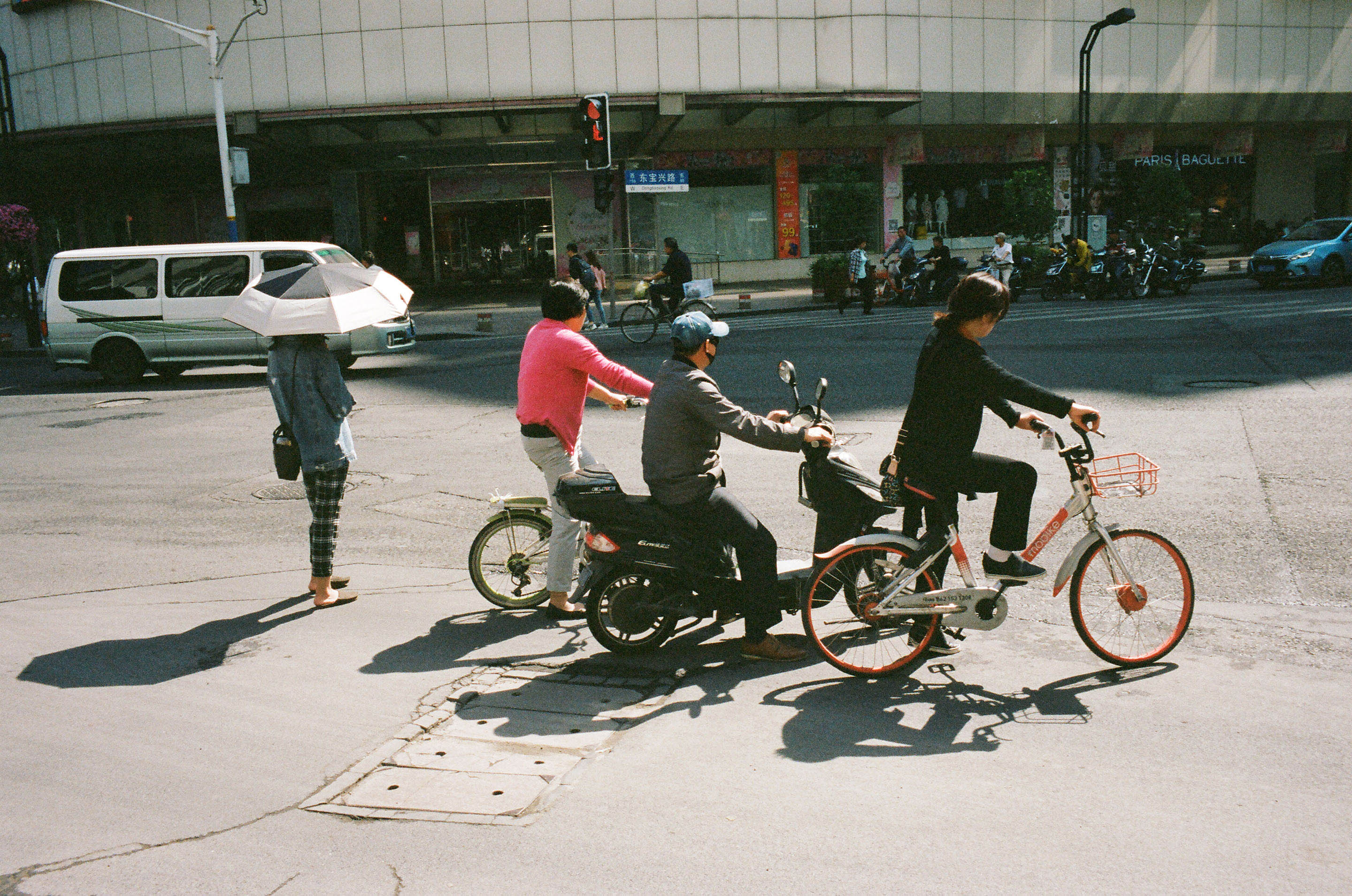 img/1905-china-shanghai-work-leicam2-summicron35asph-kodak-portra-400/tat-tso-1905-china-shanghai-work-leicam2-summicron35asph-kodak-portra-400-05.jpg