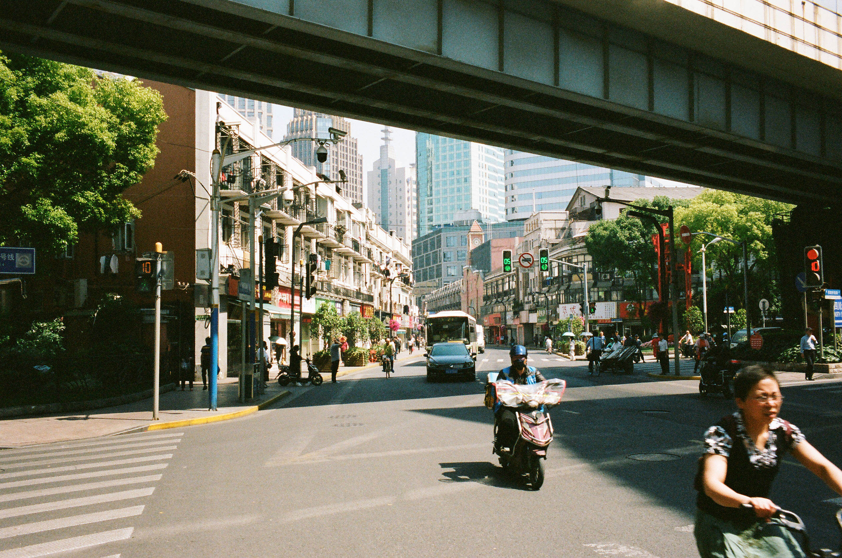 img/1905-china-shanghai-work-leicam2-summicron35asph-kodak-portra-400/tat-tso-1905-china-shanghai-work-leicam2-summicron35asph-kodak-portra-400-09.jpg