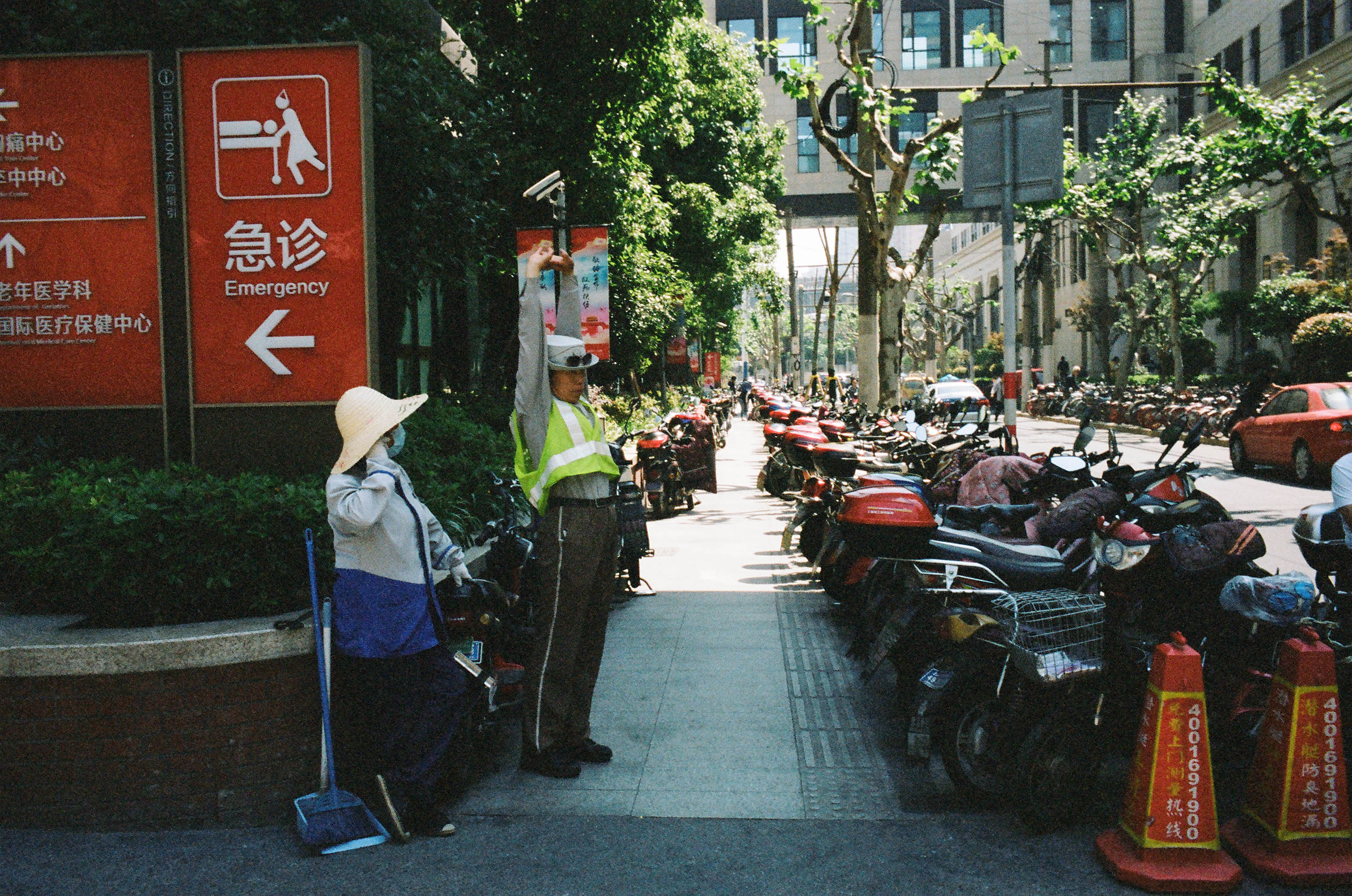 img/1905-china-shanghai-work-leicam2-summicron35asph-kodak-portra-400/tat-tso-1905-china-shanghai-work-leicam2-summicron35asph-kodak-portra-400-14.jpg