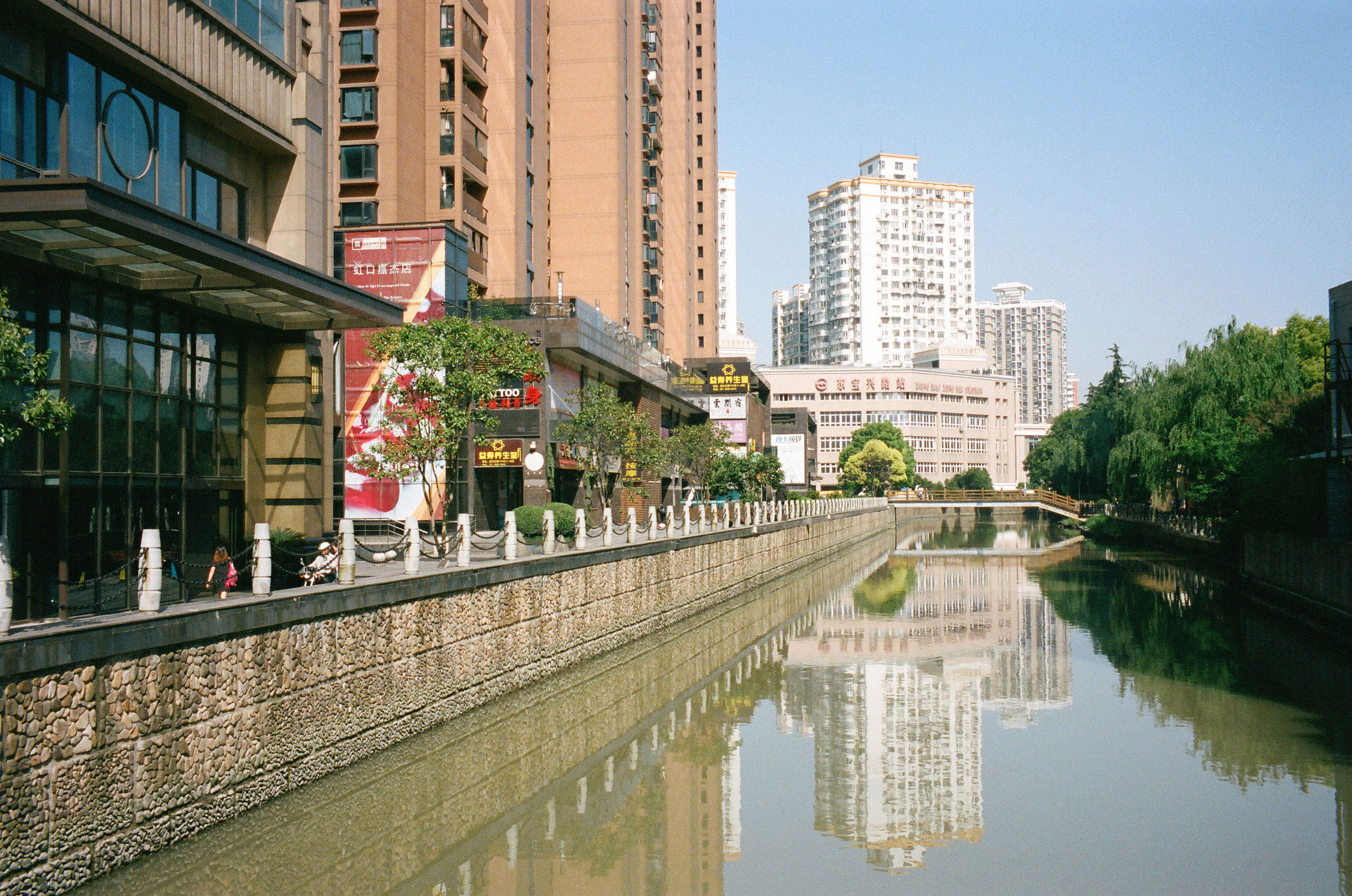 img/1905-china-shanghai-work-leicam2-summicron35asph-kodak-portra-400/tat-tso-1905-china-shanghai-work-leicam2-summicron35asph-kodak-portra-400-23.jpg