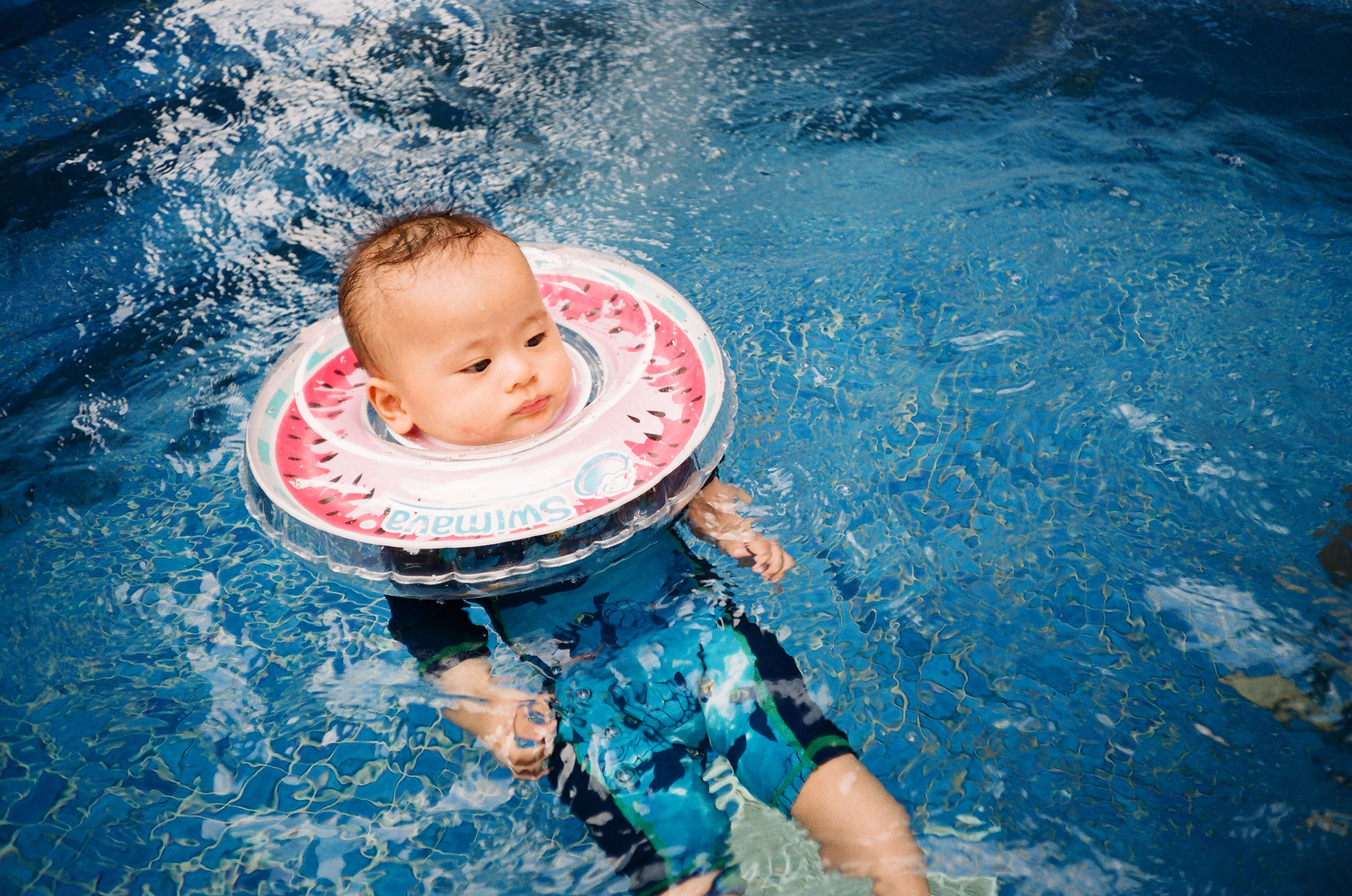 img/1906-hongkong-truman-first-swim-canon-autoboy-d5-fujifilm-industrial100/tat-tso-1906-hongkong-truman-first-swim-canon-autoboy-d5-fujifilm-industrial100-04.jpg