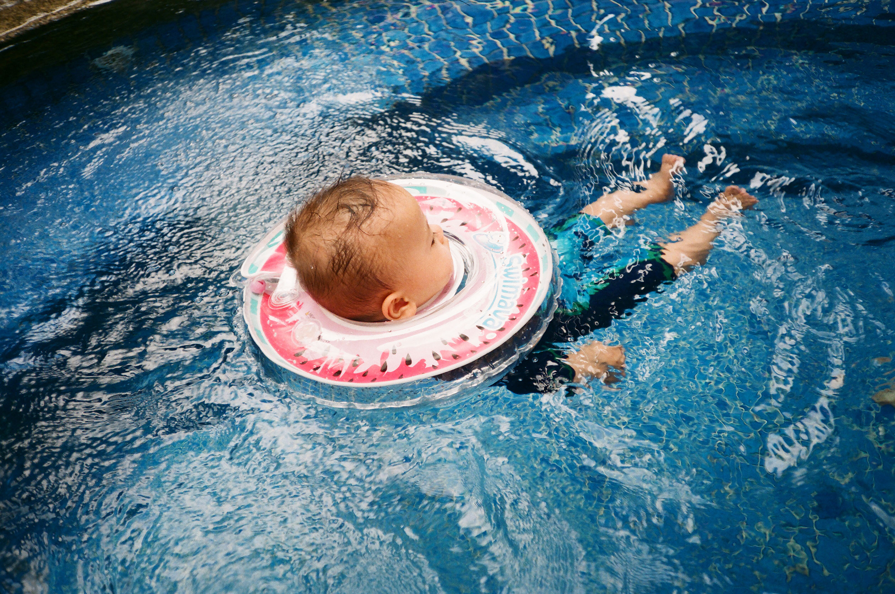 img/1906-hongkong-truman-first-swim-canon-autoboy-d5-fujifilm-industrial100/tat-tso-1906-hongkong-truman-first-swim-canon-autoboy-d5-fujifilm-industrial100-05.jpg