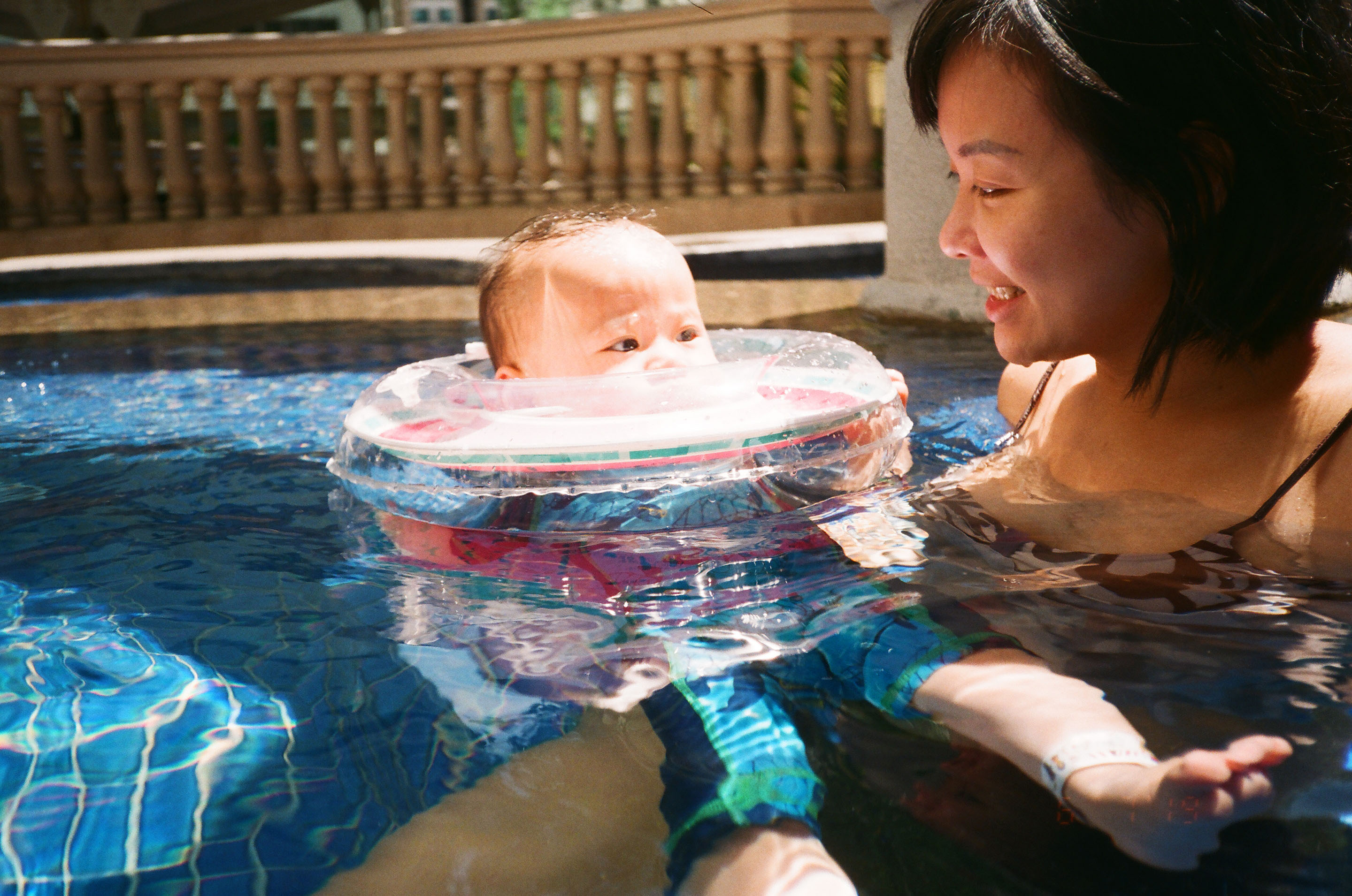 img/1906-hongkong-truman-first-swim-canon-autoboy-d5-fujifilm-industrial100/tat-tso-1906-hongkong-truman-first-swim-canon-autoboy-d5-fujifilm-industrial100-07.jpg