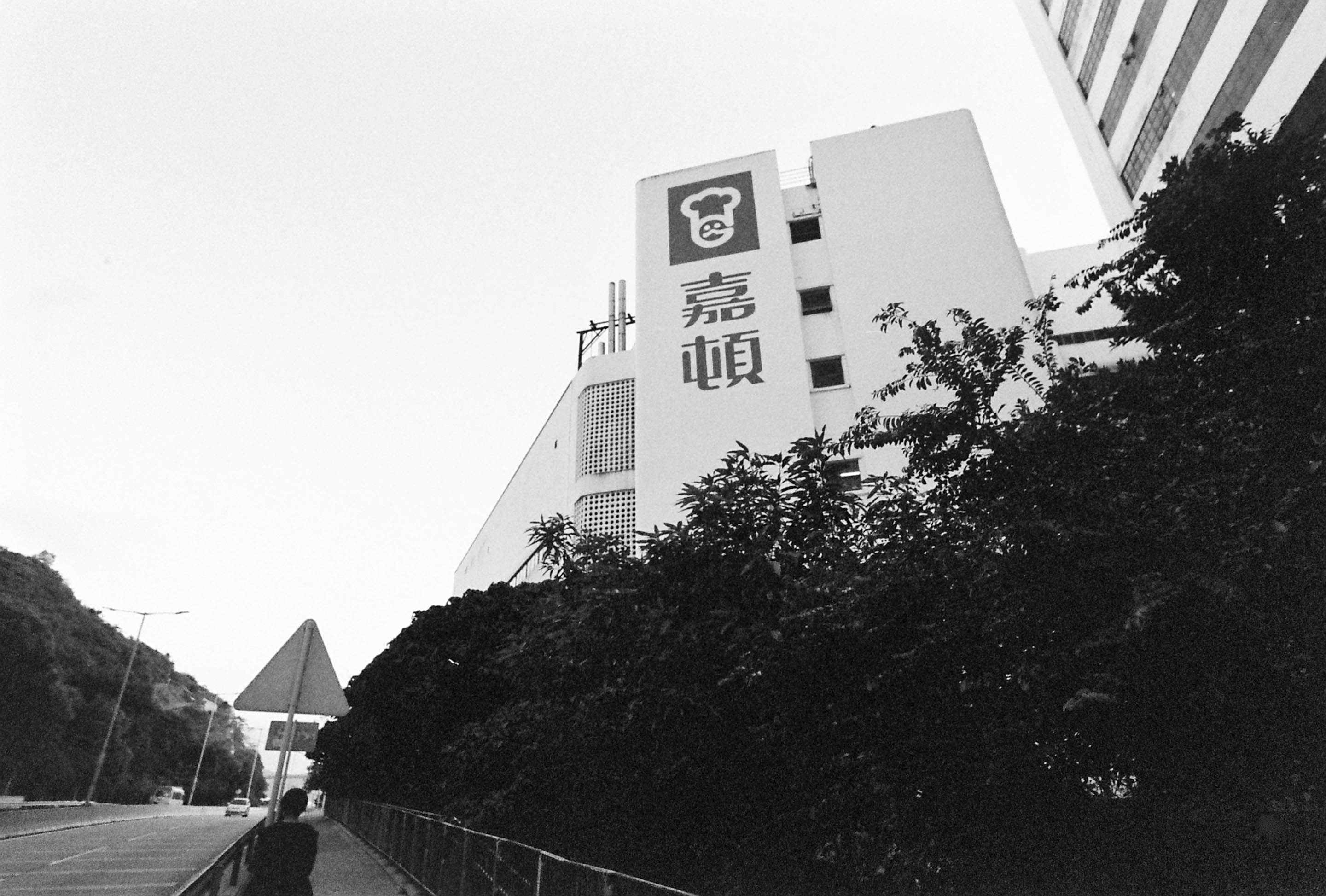 img/2112-hongkong-december-castle-peak-road-ngongping360-leicam2-atoll-kodaktrix400/tat-tso-2112-hongkong-december-castle-peak-road-ngongping360-leicam2-atoll-kodaktrix400-05.jpg